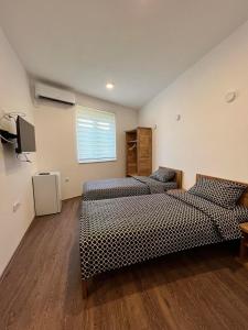 比耶洛波列Apartmani BJELASICA的一间设有两张床和电视的房间