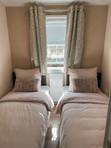 金洛伊Casa Nymphaea的带窗户的客房内的两张床