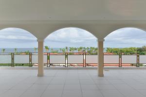 BakauAtlantic Luxury Apartments的从大楼的阳台上可欣赏到水景