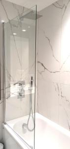 伯明翰Exceptional 1King Lifestyle Apartment - Centrally located的浴室里设有玻璃门淋浴