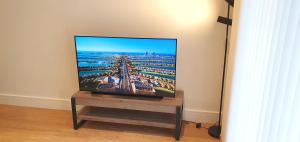 伯明翰Exceptional 1King Lifestyle Apartment - Centrally located的平面电视坐在一个房间里