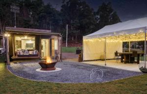 KaootaLaid Back Manor, luxury and private golf的夜晚在院子里放火的帐篷