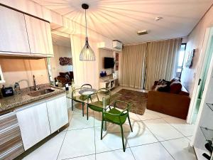 福塔莱萨LANDSCAPE - Beira mar platinum的一间带桌椅的厨房和一间客厅