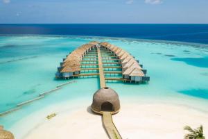 丹格迪Outrigger Maldives Maafushivaru Resort的海洋中麦芽的度假胜地的空中景观