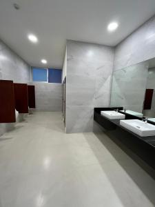 圣胡安－德洛斯拉戈斯Hotel Refugio的浴室设有2个水槽和2面镜子