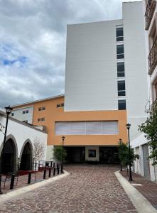 圣胡安－德洛斯拉戈斯Hotel Refugio的前面有砖路的大建筑