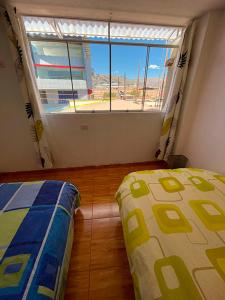 瓦拉斯Casa de Ana B&B的一间卧室设有一张床和一个大窗户