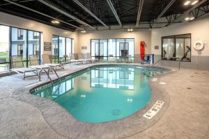 布法罗Comfort Inn & Suites Buffalo Airport的一座带桌椅的大型游泳池