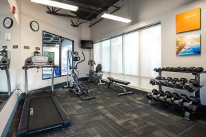 布法罗Comfort Inn & Suites Buffalo Airport的健身房设有跑步机和举重器材