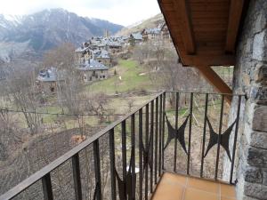 陶尔拉波德塔膳食公寓与普通公寓酒店的享有山丘上村庄景致的阳台