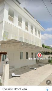 芭堤雅市中心The Inn10 Pool Villa Pattaya, Entire Villa, 9 Bedrooms, Private Indoor Swimming Pool, ดิ อินน์เท็น的一座白色的建筑,设有信息泳池别墅