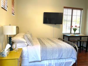 利奇菲尔德公园Casita Alkie的卧室配有一张床铺,墙上配有电视
