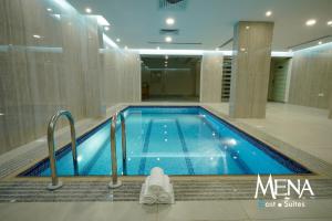 达曼Mena East Suites Dammam的游泳池位于酒店客房内,