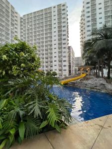 Yam Staycation Shore Residences内部或周边的泳池