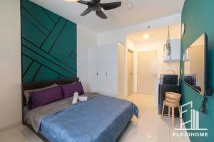 雪邦KLIA-KLIA 2, NETFLIX - Comfy Studio, Horizon Suites Sepang-Dengkil by Flexihome-MY的一间卧室配有一张蓝色的床和吊扇