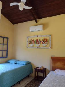 伊利亚贝拉Recanto dos Pássaros的一间卧室配有两张床和吊扇