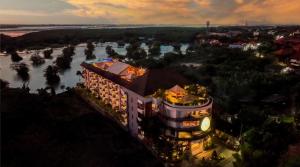 努沙杜瓦The Nest Hotel Nusa Dua的享有一座河流建筑的空中景致