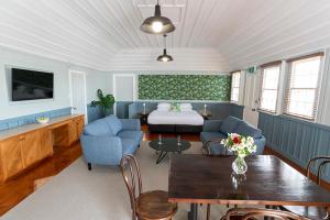 芒奥努伊老橡树精品酒店的客厅配有沙发和桌子