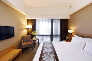 花莲市福容大饭店的酒店客房设有一张大床和一台电视。