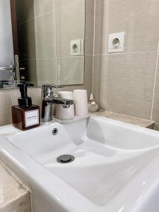 雅加达Studio Apartment at Puri Mansion West Jakarta的浴室设有白色水槽和镜子