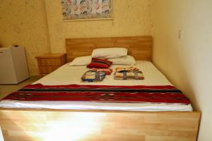 亚喀巴Bedouin Garden Village, hotel Dive的小卧室配有带2袋床的床