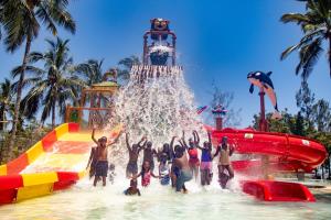 蒙巴萨PrideInn Paradise Beach Resort & Spa Mombasa的一群人,在水上公园里