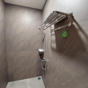 雅加达3 Point Syariah Residence的带淋浴喷头的浴室
