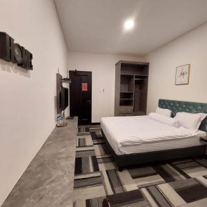 雅加达3 Point Syariah Residence的一间卧室配有一张床和一台电视。