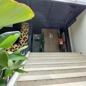 雅加达3 Point Syariah Residence的通往书的楼梯