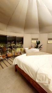 BadīyahStarry Domes Desert Camp的一间卧室配有一张床、一个浴缸和一个水槽