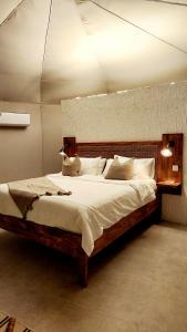 Starry Domes Desert Camp客房内的一张或多张床位