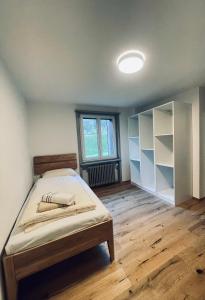 LinthalFerienhaus Granula的卧室配有一张床、木地板和窗户。
