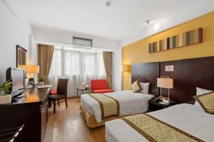 河内宝松国际酒店的酒店客房配有两张床和一张书桌