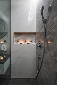 扎达尔DiVine Luxury Apartment Blue的浴室内配有淋浴和头顶淋浴