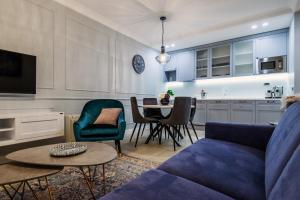 扎达尔DiVine Luxury Apartment Blue的客厅配有蓝色的沙发和桌子