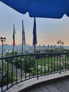 巴尔奇克瑞吉娜玛丽亚温泉设计酒店的享有海滩美景的阳台