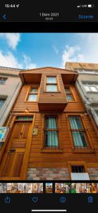 伊斯坦布尔Double Q Apart的一张木结构建筑的照片,里面设有窗户