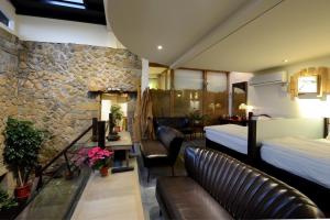 九份温莎堡涵馆民宿的酒店客房设有两张床和石墙。
