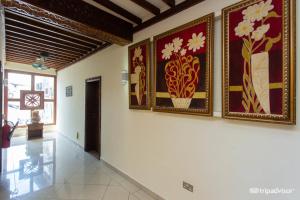 桑给巴尔阿尔米纳尔酒店的建筑墙上的走廊上挂有绘画作品