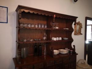 科尔丘拉Holiday Home Božo的木柜,上面有盘子和玻璃杯