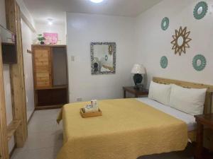 大雅台Pensio de Felipe的一间卧室配有一张带黄色毯子的大床