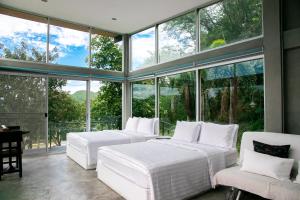 班康卡臣泰国强山度假屋的带大窗户的客房内的两张床