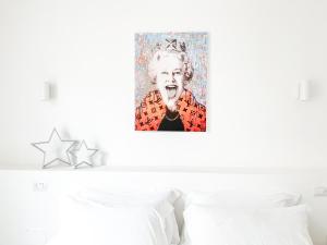 皮内托Homiday - Residenza Caravelle的一张一张人张开嘴在床上的照片