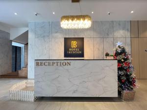 金马仑高原Hotel Brynton at Centrum的大堂设有圣诞树和前台
