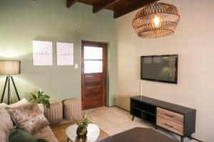 塞雷斯The Olive Tree的客厅设有壁挂式平面电视。