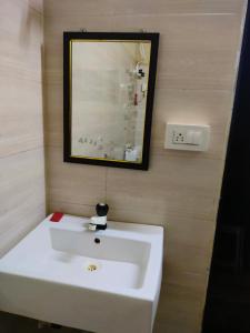 戈卡尔纳RiverStone RiverFront FarmHouse的浴室设有白色水槽和镜子