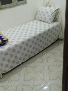 Bel Aroussiغرفة فردية خاصة للاناث的一张位于地板上的房间的床