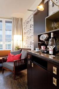 汉堡汉堡市中心亨利酒店的厨房设有带沙发的客厅。