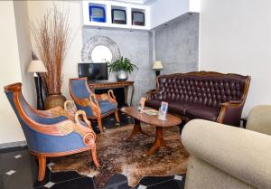 丰沙尔科伦坡公寓的客厅配有沙发、椅子和桌子