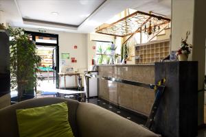 丰沙尔科伦坡公寓的客厅配有沙发